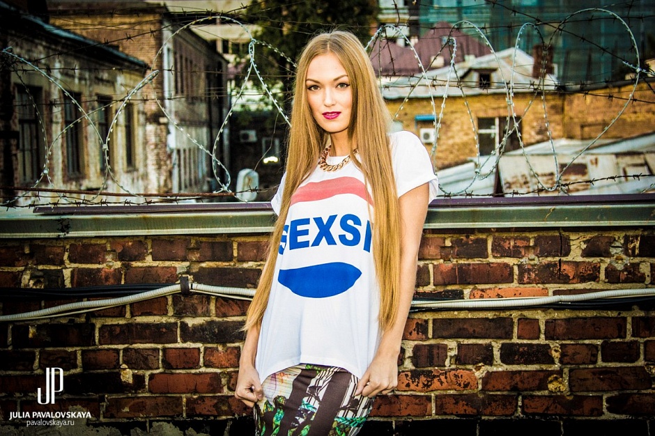 Фото сессия модной дизайнерской одежды - креативные футболки